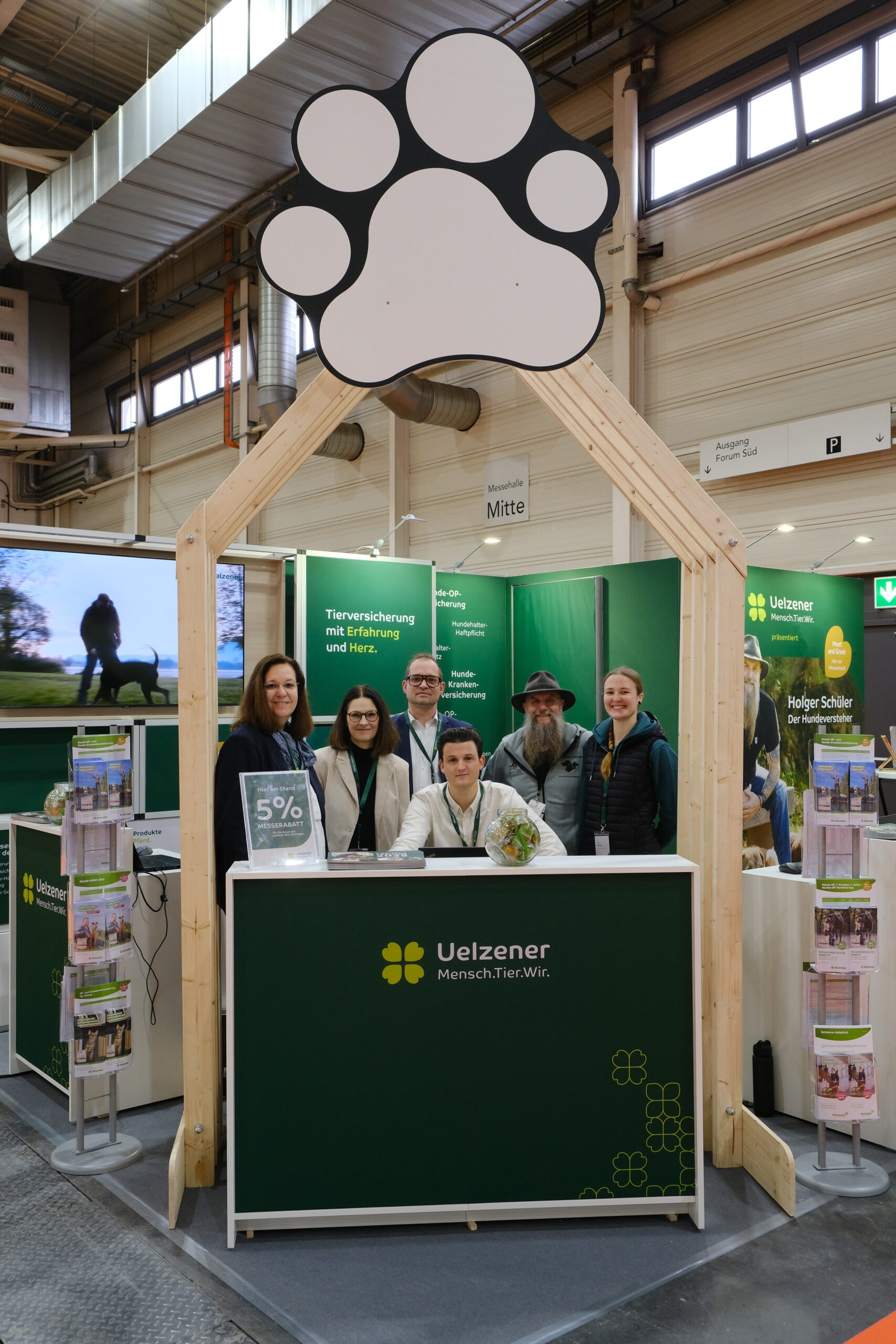 Uelzener Versicherungen auf der DOGlive: Versicherungsberatung von Experten, Workshops mit Hundeprofi Holger Schüler und weitere Messe-Highlights